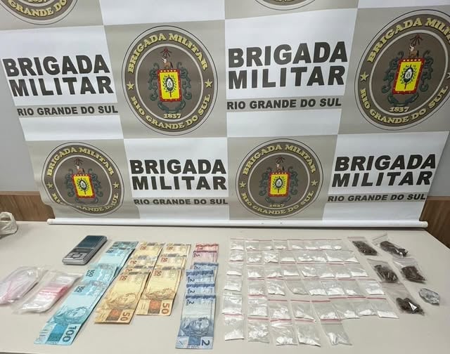 Jovem de 19 anos é presa por tráfico de drogas no Centro de Guaporé