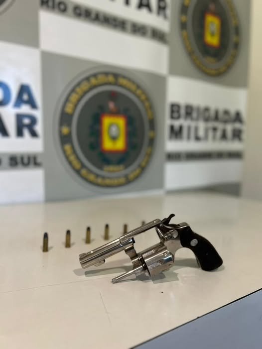 Homem de 21 anos é preso com revólver após denúncia no bairro São Cristóvão, em Guaporé