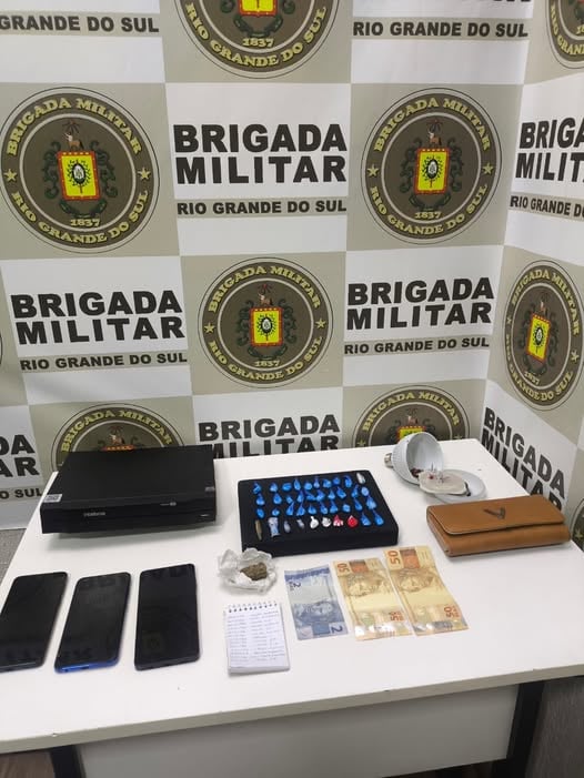 Casal é preso por tráfico em Serafina Corrêa; drogas estavam escondidas em lâmpada de LED