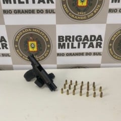 A pol&iacute;cia destacou que o armamento apresentava a numera&ccedil;&atilde;o suprimida. (Foto: BM)