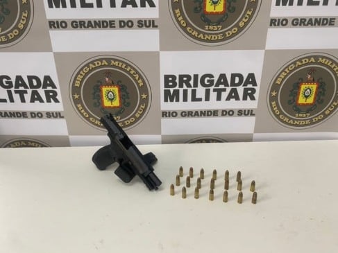A polícia destacou que o armamento apresentava a numeração suprimida. (Foto: BM)