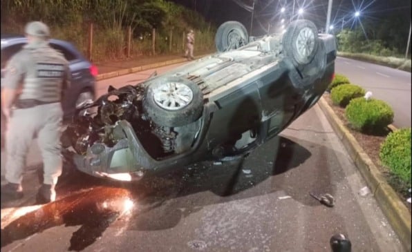 Apesar da gravidade do impacto, o motorista não sofreu ferimentos. (Foto: Reprodução)
