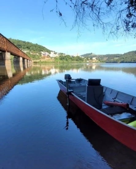 Vítima estava se banhando nas proximidades de um dos pilares da ponte férrea quando desapareceu. (Foto: SC 24h)