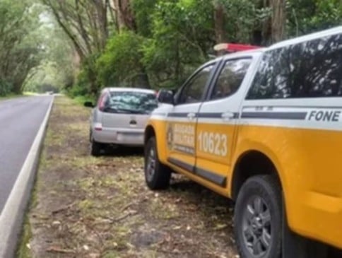 Um Chevrolet Corsa foi interceptado com aproximadamente R$ 50 mil em débitos acumulados. (Foto: CRBM)