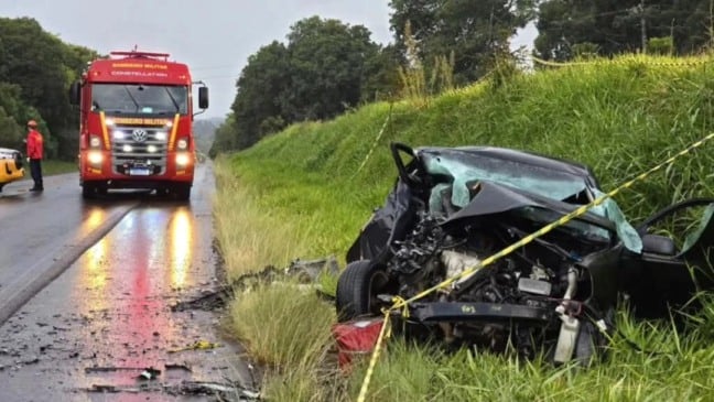 Uma mulher que viajava no Volkswagen Polo com o marido e a filha não resistiu aos ferimentos e faleceu no local. (Jeferson Cunha/Grupo Planalto de Comunicações)