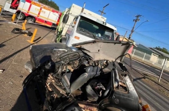 Caminhão de lixo se choca com carro e deixa um morto e três feridos em Vacaria
