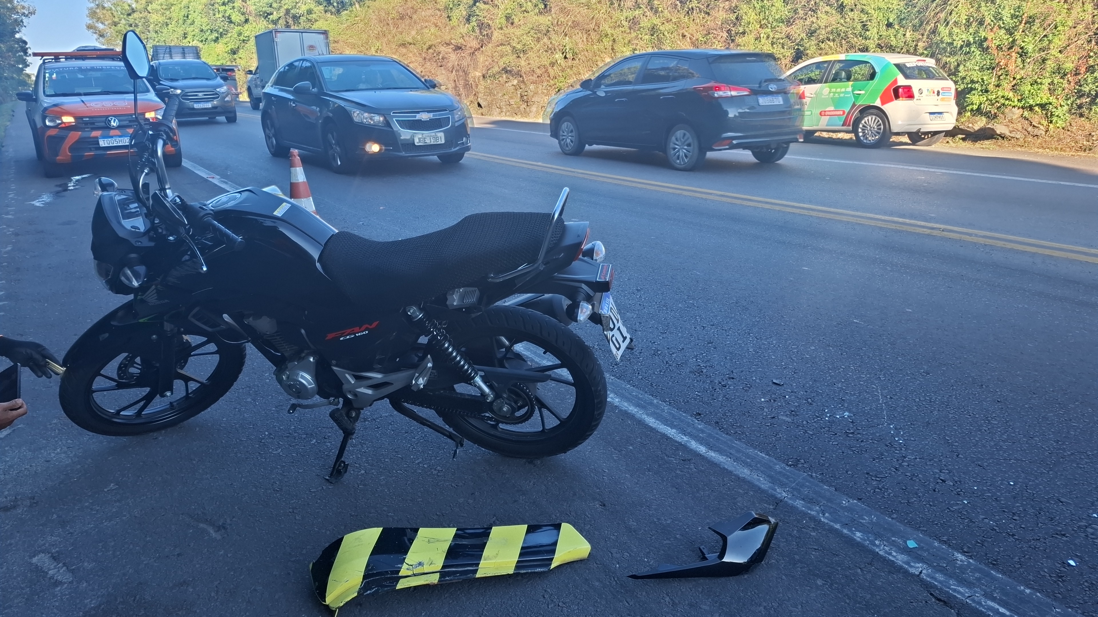 Ultrapassagem pelo acostamento termina em acidente e deixa motociclista ferido em Caxias do Sul