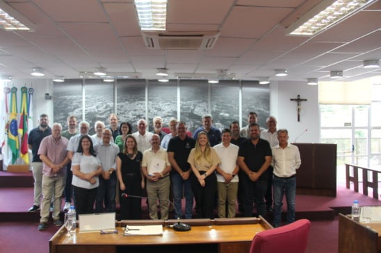 Vereadores e ediretoria em torno do homenagedo . Crédito Assessoria Câmara de Vereadores