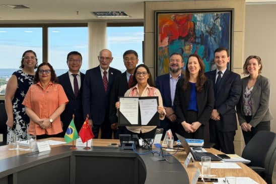 Participantes da cerimônia de assinatura do acordo. (Foto: João Mendes - ASCOM/CAPES)