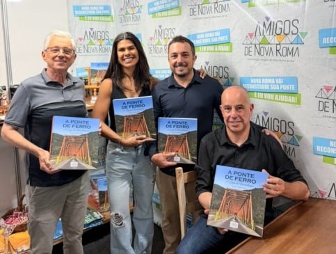 Na foto, da esquerda para direita: Publicitário Valdir Ben, Gabriela e Heleno Pasuch (integrante da Associação e coordenador do projeto) e Cassius André Fanti, autor do livro