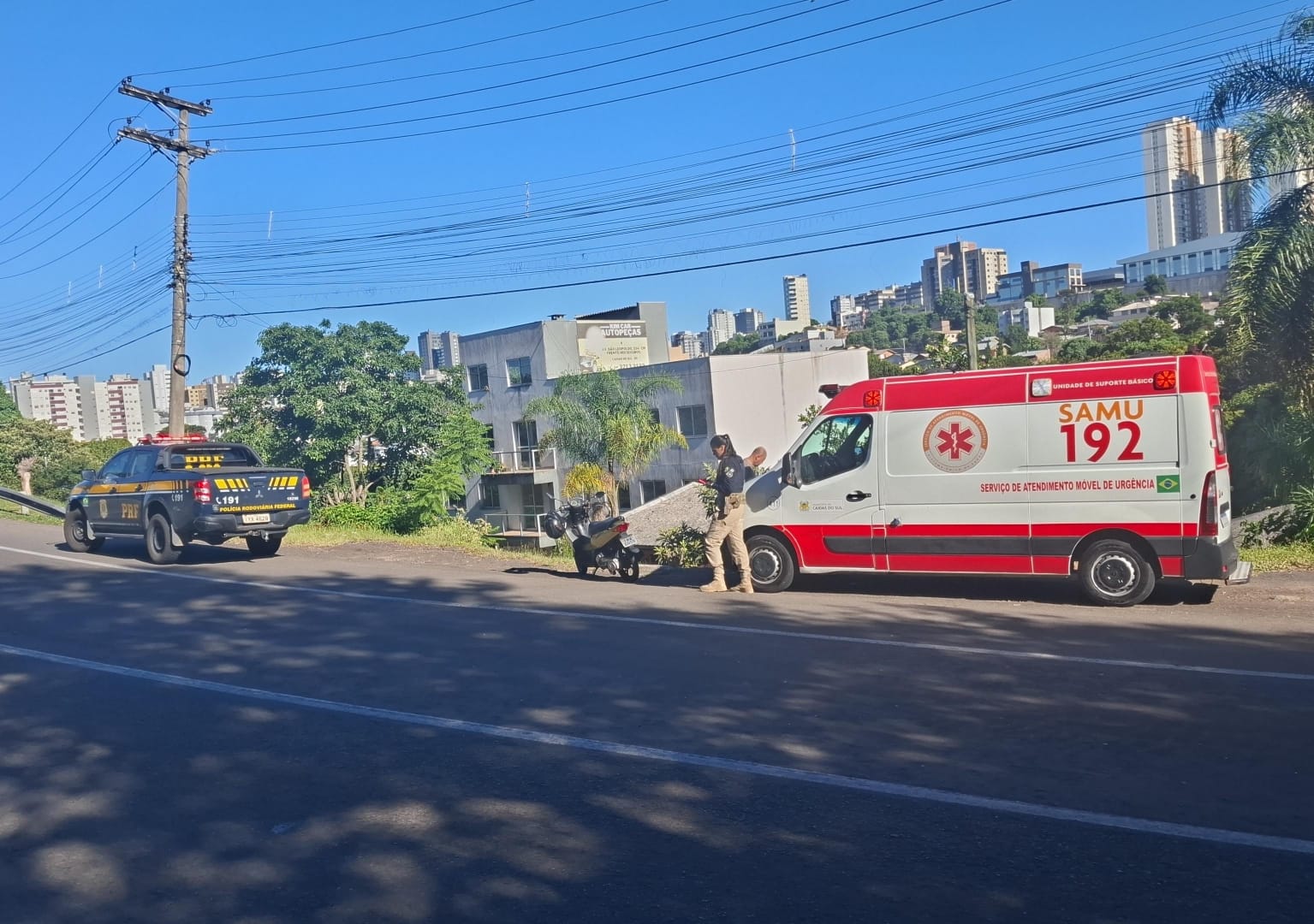 Mulher fica ferida após colisão entre carro e moto na BR-116, em Caxias do Sul