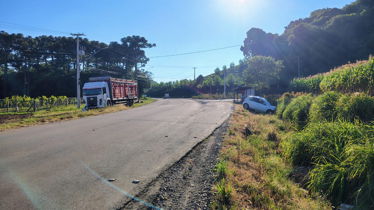Acidente entre carro e caminhão deixa motorista ferido na ERS-431, em Bento Gonçalves