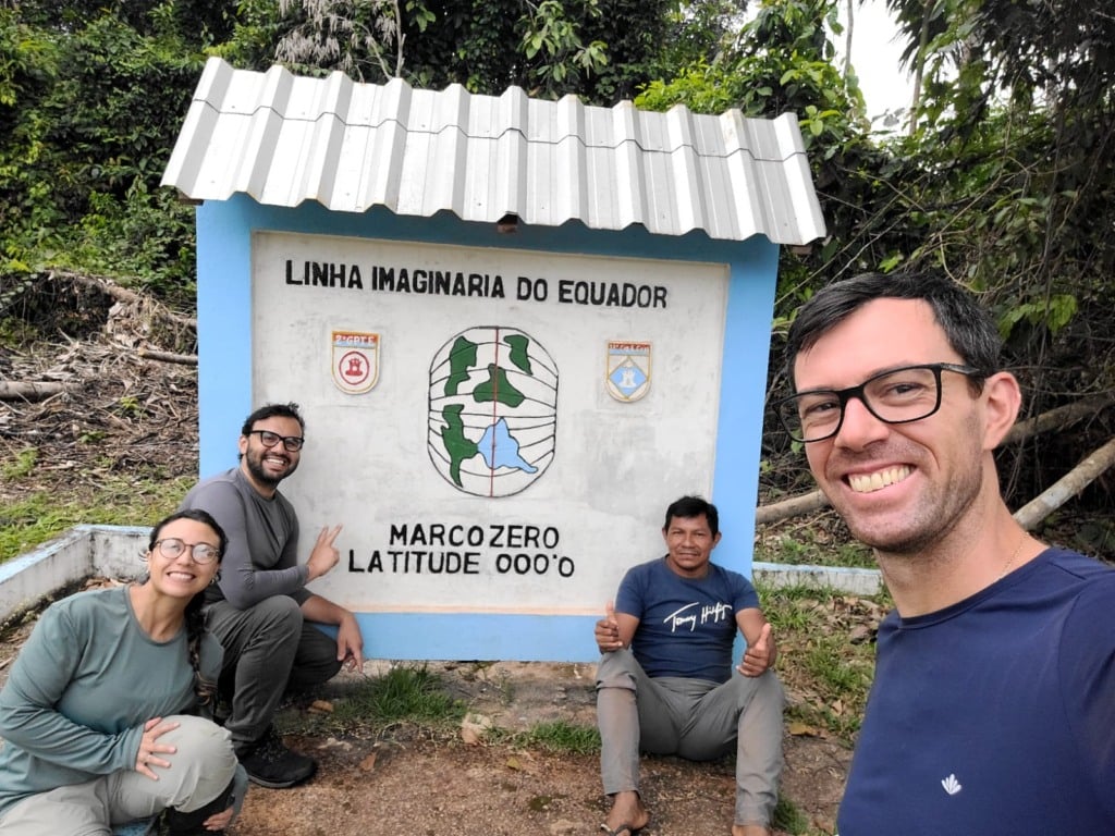 Foto: Felipe (à direita), acompanhado de pesquisadores paulistas e o e o cacique da aldeia Baniwa Moisés da Silva/Arquivo Pessoal Foto: Felipe (à direita), acompanhado de pesquisadores paulistas e o e o cacique da aldeia Baniwa Moisés da Silva/Arquivo Pessoal