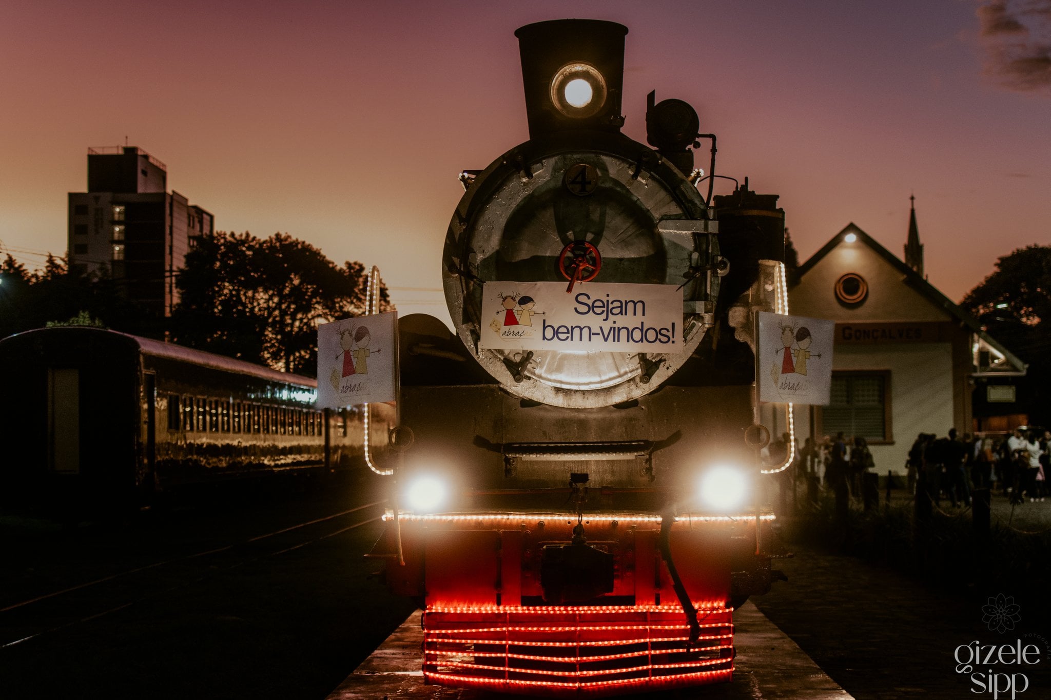 Abraçaí promove passeio de trem noturno com música e gastronomia