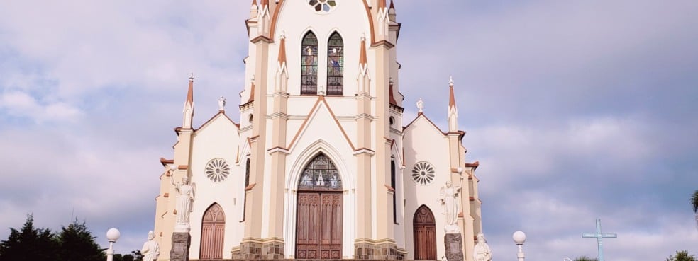 O pároco, frei Edson Cecchin, convida alunos do Ensino Fundamental, Médio e Superior a levarem seus materiais para as celebrações. (Foto: Divulgação)