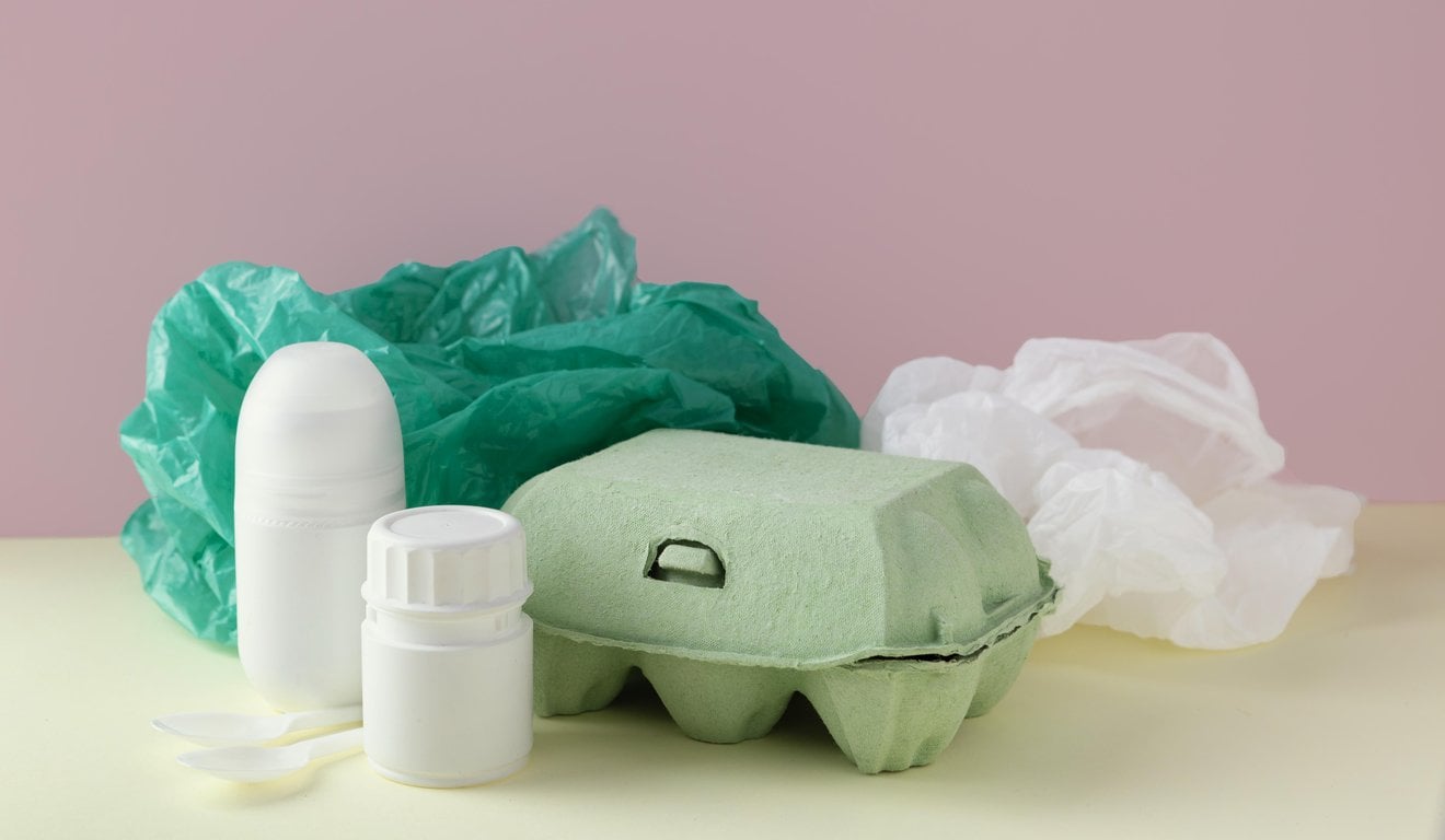 Composição com plástico e embalagens de ovos, simbolizando lixo e poluição ambiental. Composição com plástico e embalagens de ovos, simbolizando lixo e poluição ambiental.