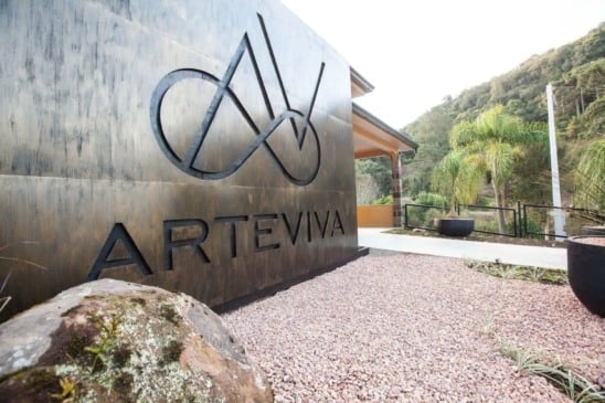 Após degustações na capital francesa, 12 rótulos foram escolhidos, com preços que variam entre 15 e 50 euros no varejo europeu. (Foto: Reprodução/WineLocals)