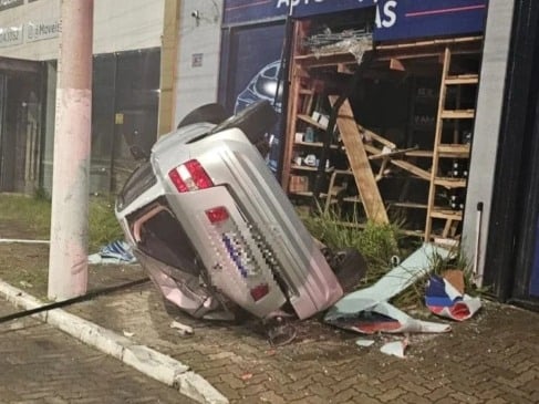 O condutor de um Fiat Stilo perdeu o controle do veículo, tombou na pista e colidiu violentamente contra a fachada de um estabelecimento. (Foto:  Renato Dias / Correio do Imbé)