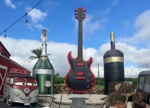 Com cerca de 20 metros de altura, a estrutura promete transformar a paisagem local e atrair fãs de rock. (Foto: Ilustração/Fabiano Feltrin)