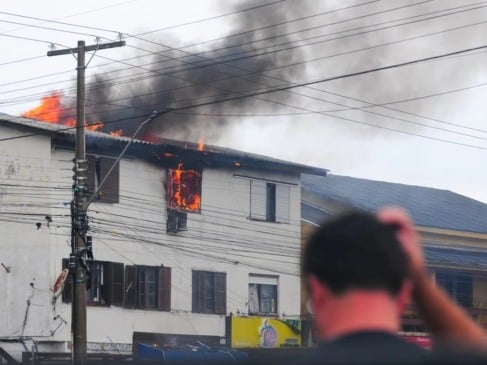 Um incêndio atingiu um prédio de uso misto na área central de Imbé, no Litoral Norte. (Foto: Pedro Piegas)