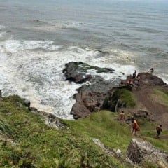 Bombeiros fazem buscas a homem desaparecido no Morro das Furnas, em Torres. (Foto: Nan&aacute; Hausen) 