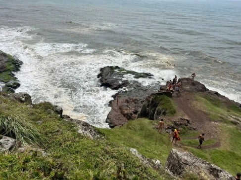 Bombeiros fazem buscas a homem desaparecido no Morro das Furnas, em Torres. (Foto: Naná Hausen) 
