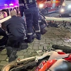 O acidente aconteceu por volta das 22h45min na Rua Pedro Koff. (Foto: Corpo de Bombeiros)