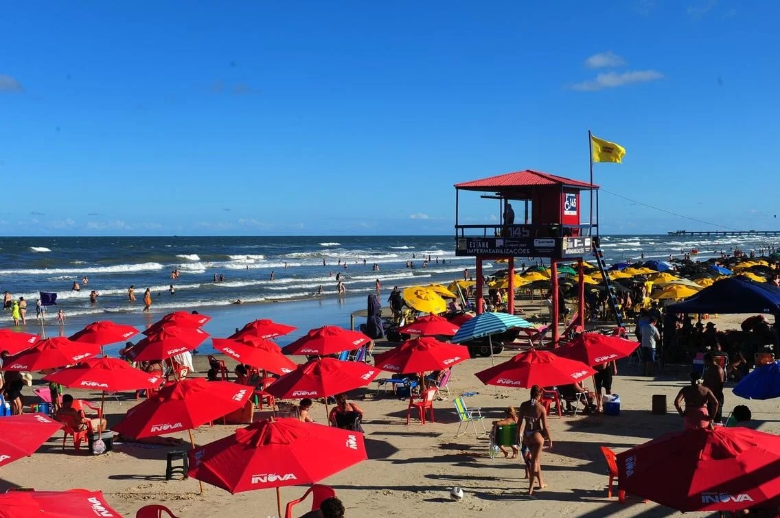 O calor escaldante após uma sexta-feira chuvosa parece ter pesado mais na decisão dos turistas do que os riscos de contaminação. (Foto: Fabiano do Amaral) O calor escaldante após uma sexta-feira chuvosa parece ter pesado mais na decisão dos turistas do que os riscos de contaminação. (Foto: Fabiano do Amaral)