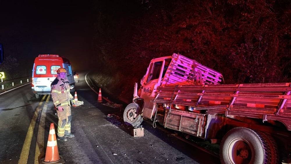 Colisão entre caminhões deixa dois feridos na BR-470, em Bento Gonçalves