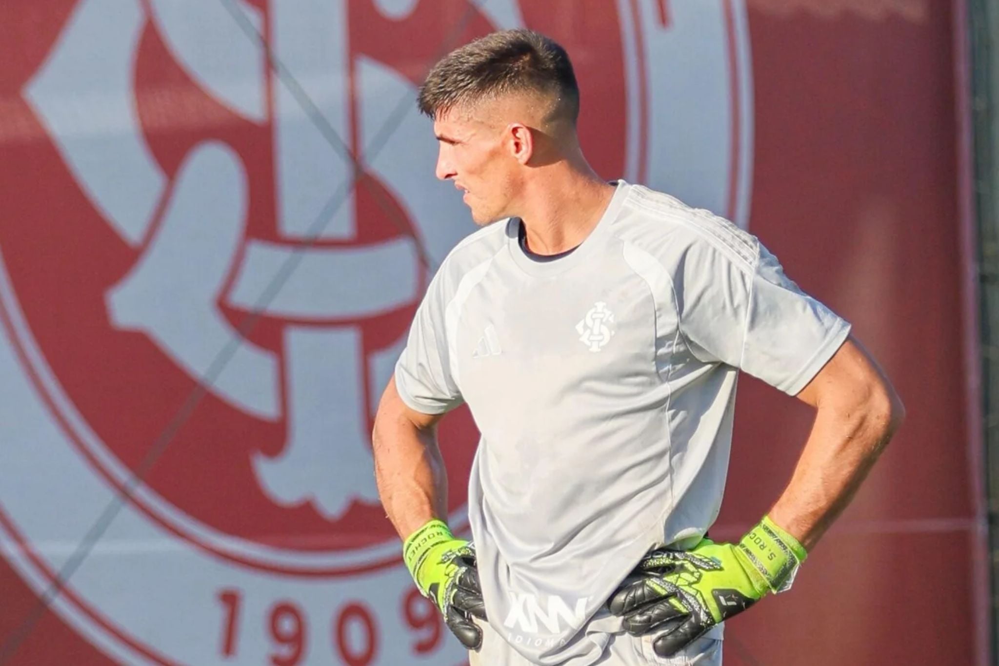 Goleiro Rochet volta aos treinos, mas deve seguir desfalque contra o Corinthians
