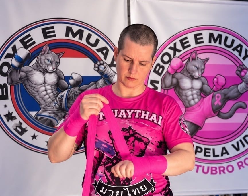 Entre o ringue e o tratamento: câncer de mama não afasta lutadora de Caxias do Sul do Muaythai - Leouve